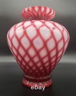 Vase En Verre Opalescente À Canneberge Grecque Extrêmement Rare
