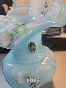 Vase Fenton Opalescent Bleu Jack In The Pulpit avec Bordure en Crête et Motifs Tourbillonnants de Fleurs Signé