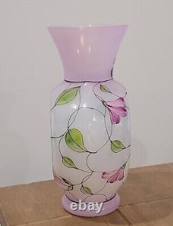 Vase Fenton QVC en verre d'art opalescent français avec des fleurs peintes à la main