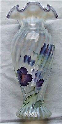 Vase Fenton en opaline française à côtes optiques, motif Cottage Rose peint à la main, 8 1/4 pouces.