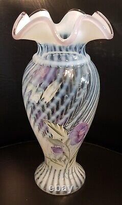 Vase Fenton en opaline française, à motif en spirale optique, avec crête de couleur prune et fleurs peintes à la main, 11 pouces.