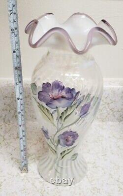 Vase Fenton en opaline française, à motif en spirale optique, avec crête de couleur prune et fleurs peintes à la main, 11 pouces.