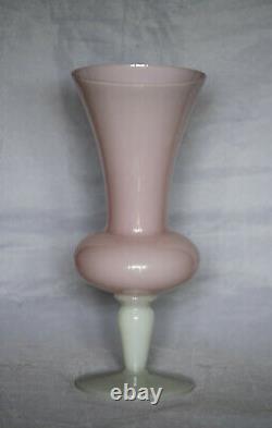 Vase Médicis en opaline rose italienne vintage Italie 21cm 8.3in Base opalescente blanche