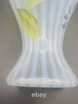 Vase Vtg Fenton en opalescent français à rayures optiques, peint à la main, signé 'Forget Me Not'
