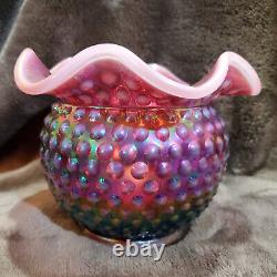 Vase à bougie en verre d'art Fenton Plum Opalescent Carnival Iridized Hobnail