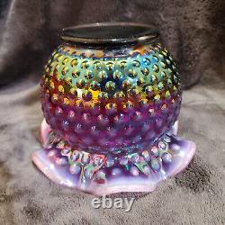 Vase à bougie en verre d'art Fenton Plum Opalescent Carnival Iridized Hobnail
