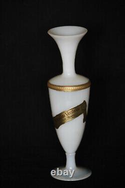 Vase à bouton en opaline blanche française vintage 24cm 9.4in Base opalescente en bronze doré Ormolu