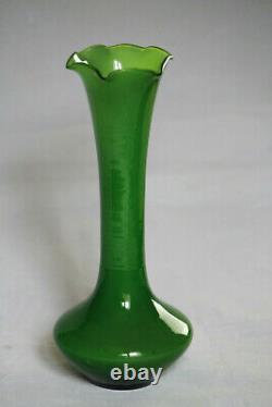 Vase à bouton en opaline verte vintage français ou italien des années 70, 20 cm, 8 pouces, en émeraude scallopé