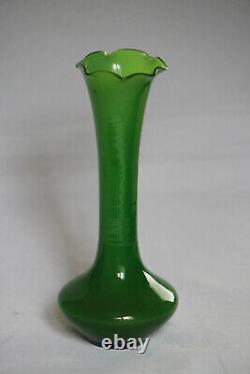 Vase à bouton en opaline verte vintage français ou italien des années 70, 20 cm, 8 pouces, en émeraude scallopé