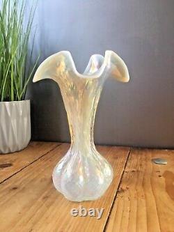 Vase à bulbe en verre ondulé opalescent bohémien Art Nouveau nacré Kralik