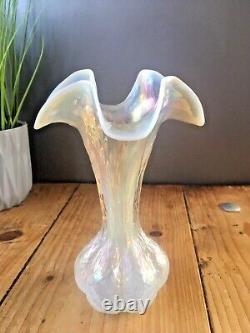 Vase à bulbe en verre ondulé opalescent bohémien Art Nouveau nacré Kralik