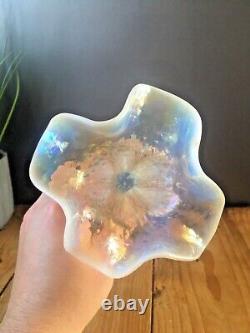Vase à bulbe en verre ondulé opalescent bohémien Art Nouveau nacré Kralik