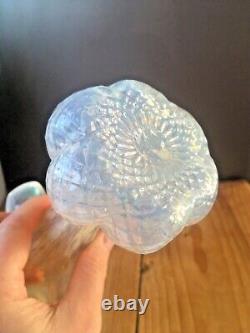 Vase à bulbe en verre ondulé opalescent bohémien Art Nouveau nacré Kralik