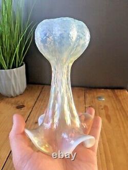 Vase à bulbe en verre ondulé opalescent bohémien Art Nouveau nacré Kralik