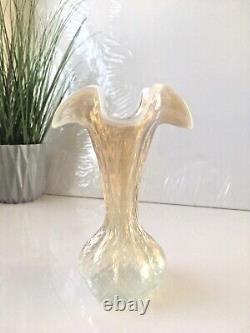 Vase à bulbe en verre ondulé opalescent bohémien Art Nouveau nacré Kralik