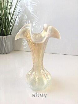 Vase à bulbe en verre ondulé opalescent bohémien Art Nouveau nacré Kralik