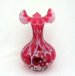 Vase à double crimp opalescent cranberry en dentelle espagnole en verre d'art Fenton