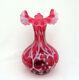 Vase à Double Crimp Opalescent Cranberry En Dentelle Espagnole En Verre D'art Fenton