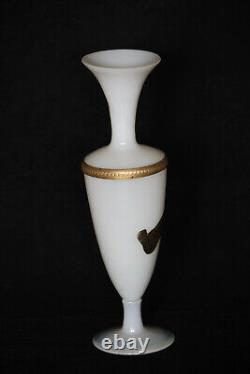 Vase à fleur blanc opaline français vintage de 24cm 9.4in avec base opalescente en bronze doré