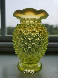 Vase à fleurs en verre d'art opalescent topaze de Fenton Vaseline Hobnail vintage des États-Unis