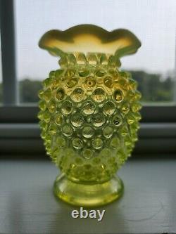 Vase à fleurs en verre d'art opalescent topaze de Fenton Vaseline Hobnail vintage des États-Unis