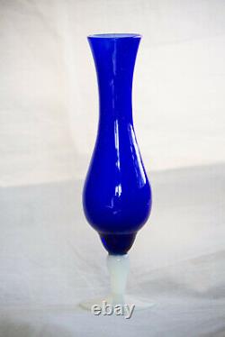Vase à pied en opaline bleu foncé vintage Italie années 70 22cm 8.6in Empoli Cobalt