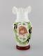 Vase Ancien En Verre D'art Opale Avec Motif Peint à La Main D'une Jeune Femme