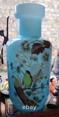 Vase antique Art Nouveau large en opaline bleue en forme d'oiseau et de fleurs blanches