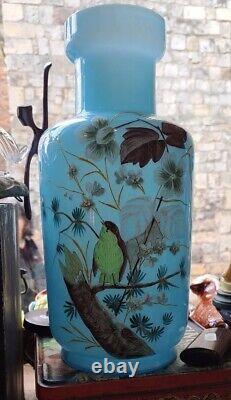 Vase antique Art Nouveau large en opaline bleue en forme d'oiseau et de fleurs blanches