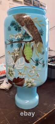 Vase antique Art Nouveau large en opaline bleue en forme d'oiseau et de fleurs blanches