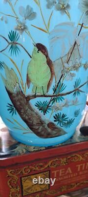 Vase antique Art Nouveau large en opaline bleue en forme d'oiseau et de fleurs blanches