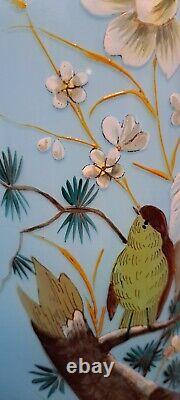 Vase antique Art Nouveau large en opaline bleue en forme d'oiseau et de fleurs blanches