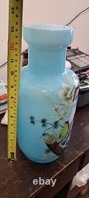 Vase antique Art Nouveau large en opaline bleue en forme d'oiseau et de fleurs blanches