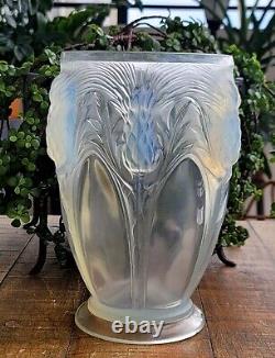 Vase antique des années 1920 signé Verlys France en verre d'art moulé opalescent de style Art Déco