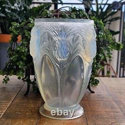 Vase antique des années 1920 signé Verlys France en verre d'art moulé opalescent de style Art Déco