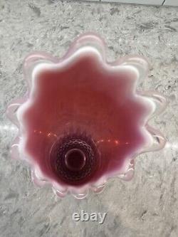 'Vase balancé de grande taille du milieu du siècle en verre d'art Fenton, opalescent prune, à bosses'