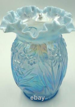 Vase bleu clair opalescent de Fenton de 8 pouces de hauteur avec des jonquilles, objet de collection en verre rare.