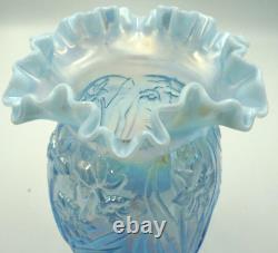 Vase bleu clair opalescent de Fenton de 8 pouces de hauteur avec des jonquilles, objet de collection en verre rare.