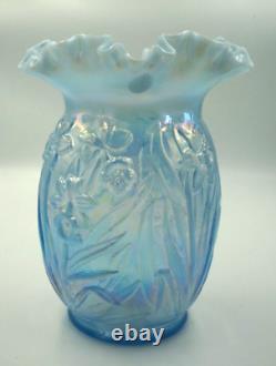 Vase bleu clair opalescent de Fenton de 8 pouces de hauteur avec des jonquilles, objet de collection en verre rare.