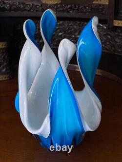 Vase de centre en verre bleu et blanc moderniste italien de Murano. Antique, années 1960.