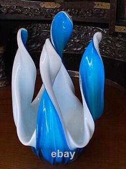 Vase de centre en verre bleu et blanc moderniste italien de Murano. Antique, années 1960.