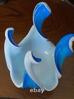 Vase de centre en verre bleu et blanc moderniste italien de Murano. Antique, années 1960.