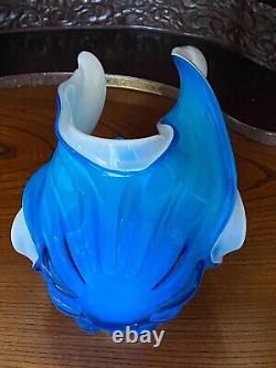 Vase de centre en verre bleu et blanc moderniste italien de Murano. Antique, années 1960.