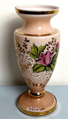 Vase de grande taille Bohémien Moser en opaline rose et fleurs émaillées en verre d'art plaqué or