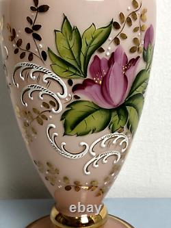 Vase de grande taille Bohémien Moser en opaline rose et fleurs émaillées en verre d'art plaqué or