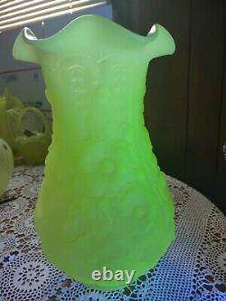 Vase de spectacle de pavot en verre Fenton Bailey satiné, topaze, avec superposition de vaseline, opalescent et irisé.