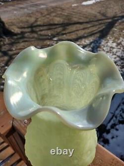 Vase de spectacle de pavot en verre Fenton Bailey satiné, topaze, avec superposition de vaseline, opalescent et irisé.