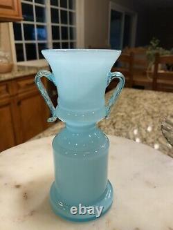 Vase de style trophée en verre opalin bleu Kralik Art, Tchécoslovaquie