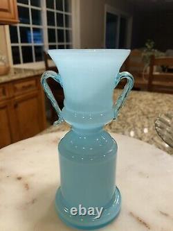 Vase de style trophée en verre opalin bleu Kralik Art, Tchécoslovaquie