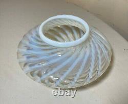 Vase de table en verre d'art écrasé à côtes opalescentes en opaline soufflée à la main de style vintage 2